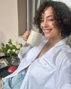 Azra Akın Instagram - Günaydın 🌸🫖💛