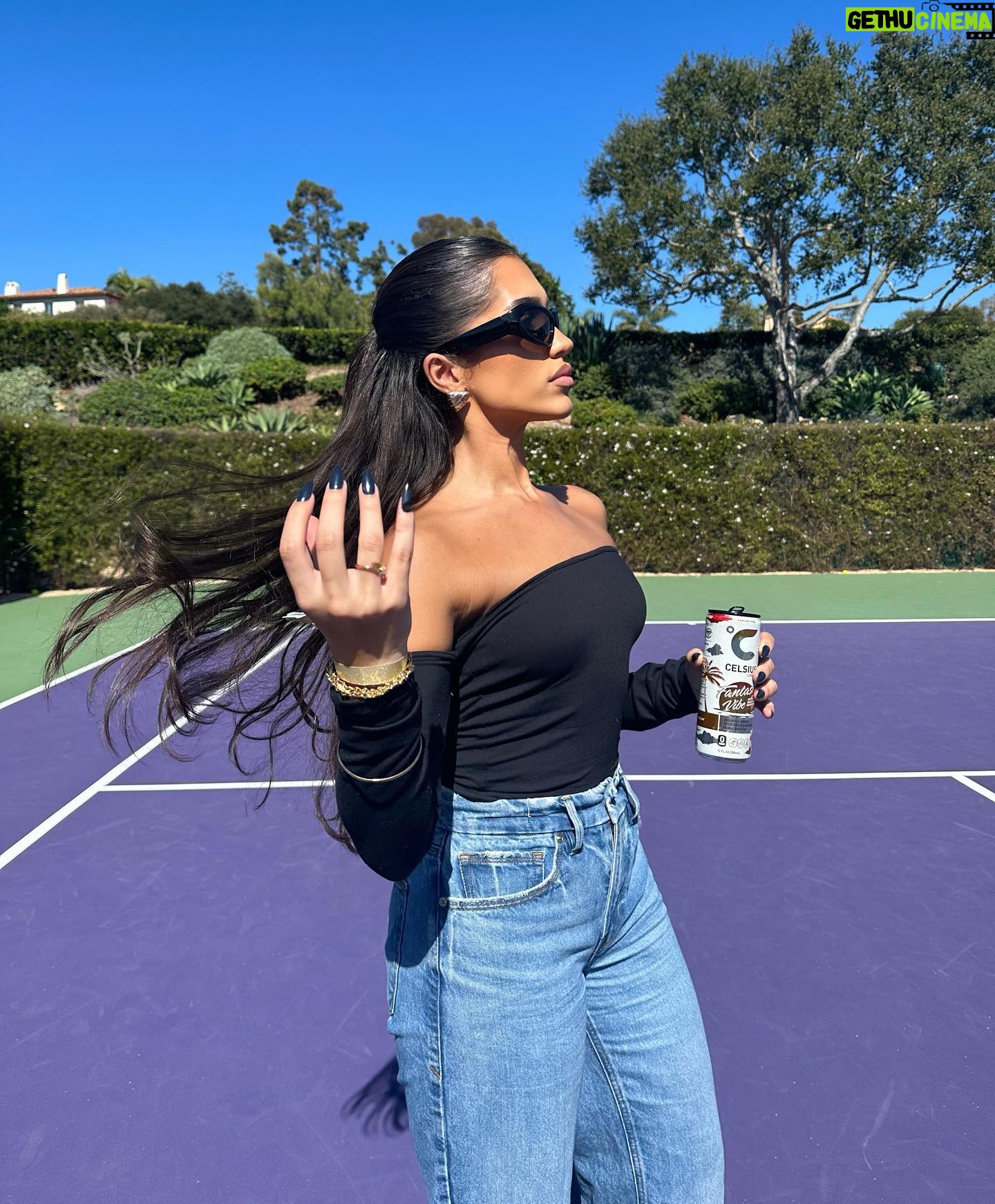 Azra Mian Instagram - Got to enjoy watching my first pickleball game with @celsiusofficial #CELSIUSbrandpartner☀️💋 @fireworkfoundation