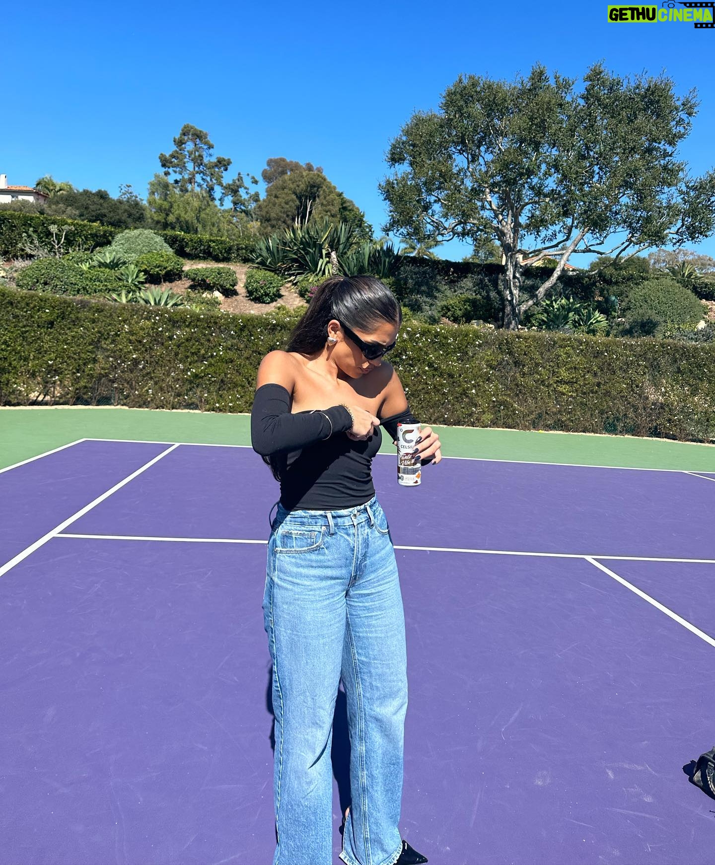Azra Mian Instagram - Got to enjoy watching my first pickleball game with @celsiusofficial #CELSIUSbrandpartner☀️💋 @fireworkfoundation