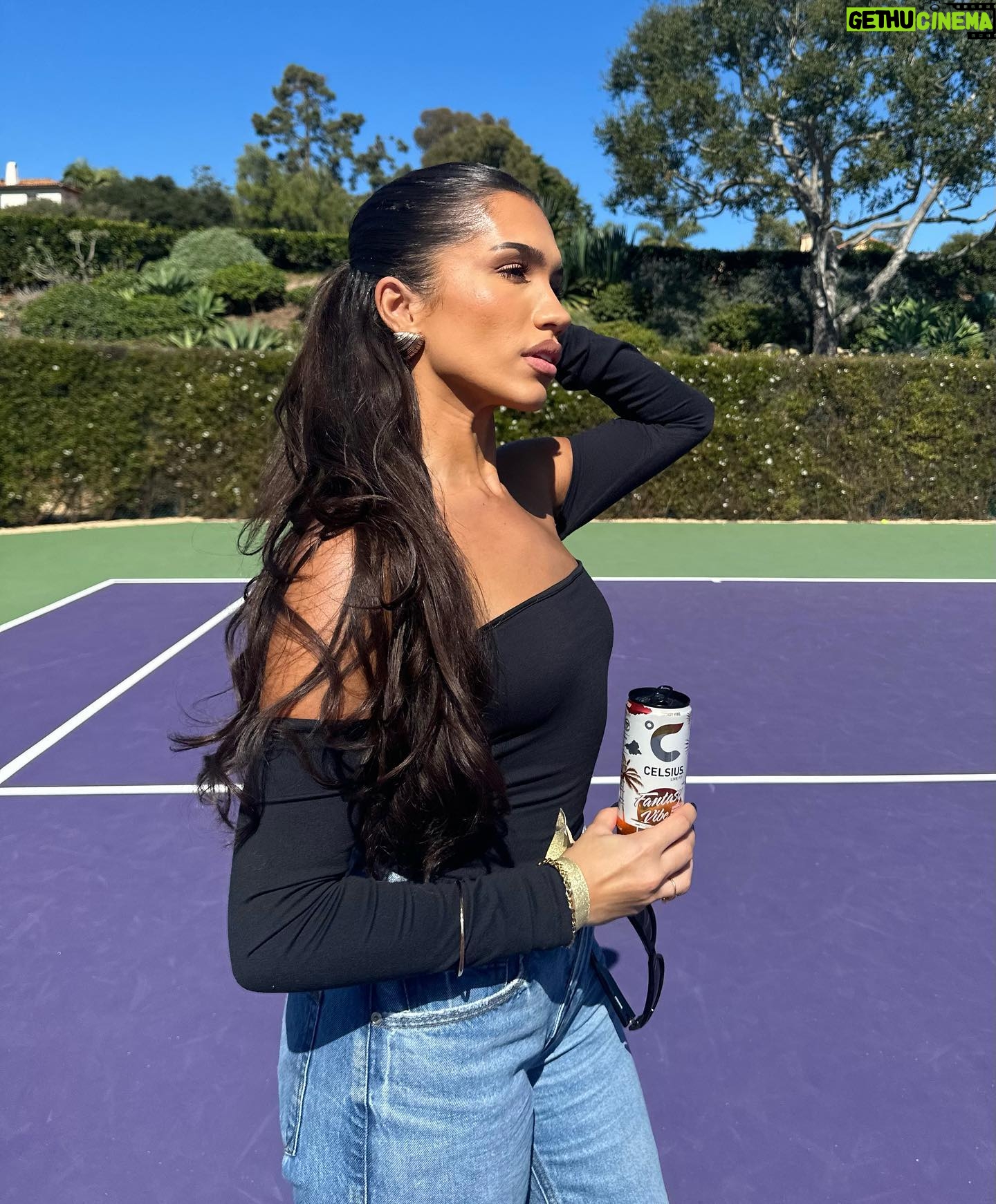 Azra Mian Instagram - Got to enjoy watching my first pickleball game with @celsiusofficial #CELSIUSbrandpartner☀️💋 @fireworkfoundation
