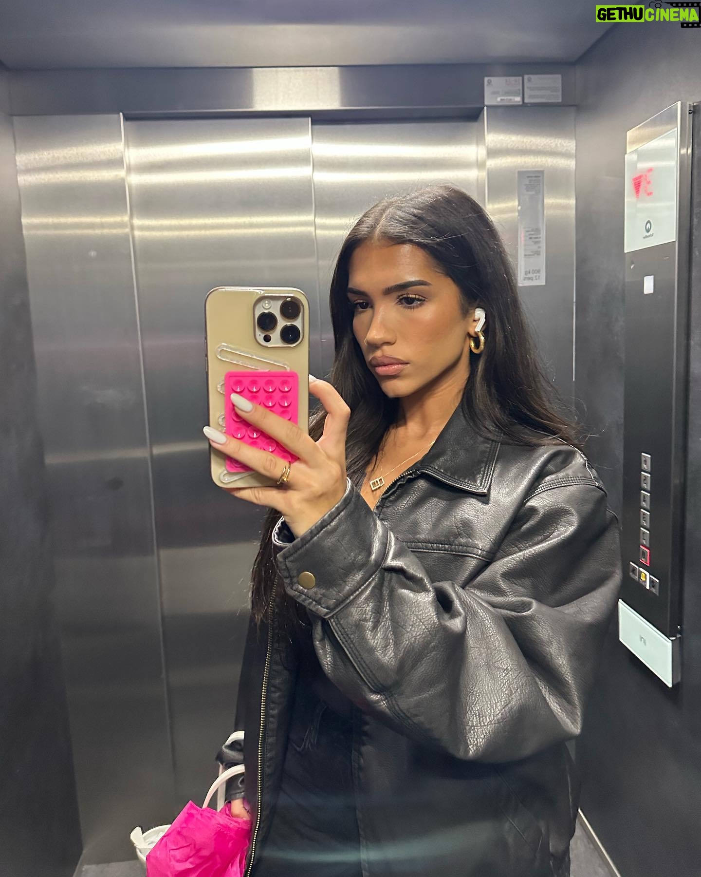 Azra Mian - 74.4K Likes - 22 I’m in paris baby