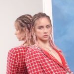 Azul Guaita Instagram - Azul Guaita protagoniza nuestra portada de Grazia Noviembre. Aunque solo tiene 21 años, lleva en el medio del espectáculo casi toda su vida. Desde una cameo cuando era bebé hasta el exitoso reboot de “Rebelde”. Para Azul, el cielo es el límite y vivir cada momento es parte importantísima de su vida. Descubre todos sus secretos en la íntima entrevista que se presenta en esta edición. En esta historia nos presenta los looks de la colección cruise de Chanel y como integrante del squad Tous, nos muestra joyería para estrenar esta temporada de fiestas. Para más de Azul, moda, belleza y tendencias entra a GRAZIA.MX y busca nuestra edición impresa de Noviembre. . . . . . . . . . . . . Directora Editorial. @tonisalamanca Fotografía. Jesús Soto @jsotofuentes Asistente de Fotografía. Manuel G. Coordinador de Moda. @alo_murillo_ Asistente de Vestuario. @bettopop Maquillaje. @chentechapirtas Peinado. César Vargas Producción. @estudioalfaonce #azulguaita #azul #otoño #tous #chanel #fallwinter #revelde #moda #fashion #belleza #celebridades #grazia #noviembre
