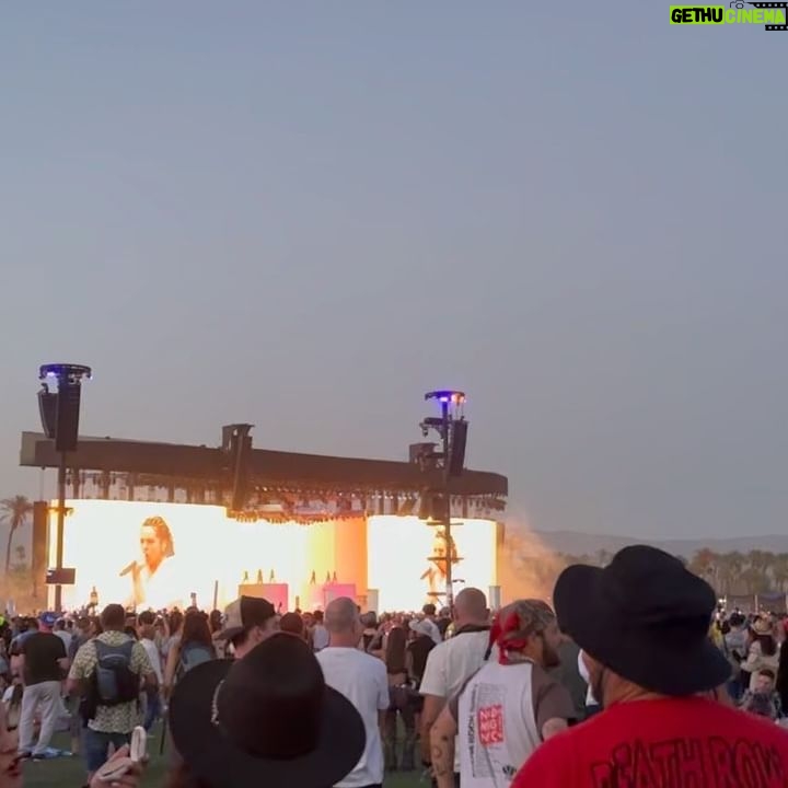 Azul Guaita - 69.7K Likes - Ahora si,
El dump de coachella
Ame ir con gente hermosa y además con ropa muy top de @hm styled by @dantealbertti.