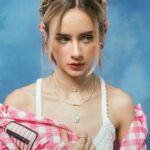 Azul Guaita Instagram - GRAZIA Noviembre. Para Azul Guaita, el cielo es el límite y vivir cada momento es parte importantísima de su vida. Proyecta el empuje de las nuevas generaciones que vienen con todo a proponer, actuar y cambiar las reglas del juego y como actriz con 21 años en el medio del espectáculo nos platica que sigue después del éxito de REBELDE y al mismo tiempo comparte: “Para mí ser parte del squad de TOUS es algo con lo que me siento muy afortunada y feliz, es una marca que conozco desde hace tiempo, comparto muchos de sus valores, me encanta que sea súper familiar y es una responsabilidad muy grande para mí. La nueva imagen y la evolución que ha tenido me parecen increíbles, me encanta la nueva propuesta creativa que trae y espero poder seguir colaborando por muchos años”. No te pierdas nuestra historia con Azul Guaita para seguir sorprendiéndonos con ella y lo que significa la moda, la música y pertenecer al squad de TOUS.   Para más de Azul, moda, belleza y tendencias entra a GRAZIA.MX y busca nuestra edición impresa de Noviembre. . . . . . . . . . . Directora Editorial. @tonisalamanca Fotografía. Jesús Soto @jsotofuentes Asistente de Fotografía. Manuel G. Coordinador de Moda. @alo_murillo_ Asistente de Vestuario. @bettopop Maquillaje. @chentechapirtas Peinado. @rasec.hair Producción. @estudioalfaonce #azulguaita #azul #otoño #fallwinter #revelde #moda #fashion #belleza #celebridades #grazia #noviembre