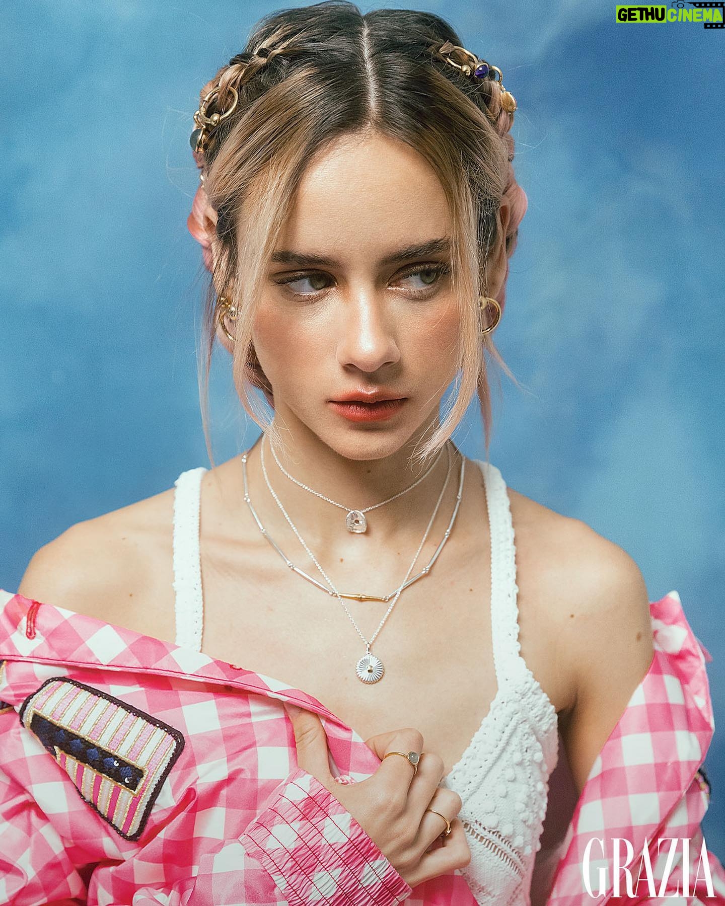 Azul Guaita Instagram - GRAZIA Noviembre. Para Azul Guaita, el cielo es el límite y vivir cada momento es parte importantísima de su vida. Proyecta el empuje de las nuevas generaciones que vienen con todo a proponer, actuar y cambiar las reglas del juego y como actriz con 21 años en el medio del espectáculo nos platica que sigue después del éxito de REBELDE y al mismo tiempo comparte: “Para mí ser parte del squad de TOUS es algo con lo que me siento muy afortunada y feliz, es una marca que conozco desde hace tiempo, comparto muchos de sus valores, me encanta que sea súper familiar y es una responsabilidad muy grande para mí. La nueva imagen y la evolución que ha tenido me parecen increíbles, me encanta la nueva propuesta creativa que trae y espero poder seguir colaborando por muchos años”. No te pierdas nuestra historia con Azul Guaita para seguir sorprendiéndonos con ella y lo que significa la moda, la música y pertenecer al squad de TOUS.
Para más de Azul, moda, belleza y tendencias entra a GRAZIA.MX y busca nuestra edición impresa de Noviembre. . . . . . . . . . . Directora Editorial. @tonisalamanca Fotografía. Jesús Soto @jsotofuentes Asistente de Fotografía. Manuel G. Coordinador de Moda. @alo_murillo_ Asistente de Vestuario. @bettopop Maquillaje. @chentechapirtas Peinado. @rasec.hair Producción. @estudioalfaonce #azulguaita #azul #otoño #fallwinter #revelde #moda #fashion #belleza #celebridades #grazia #noviembre