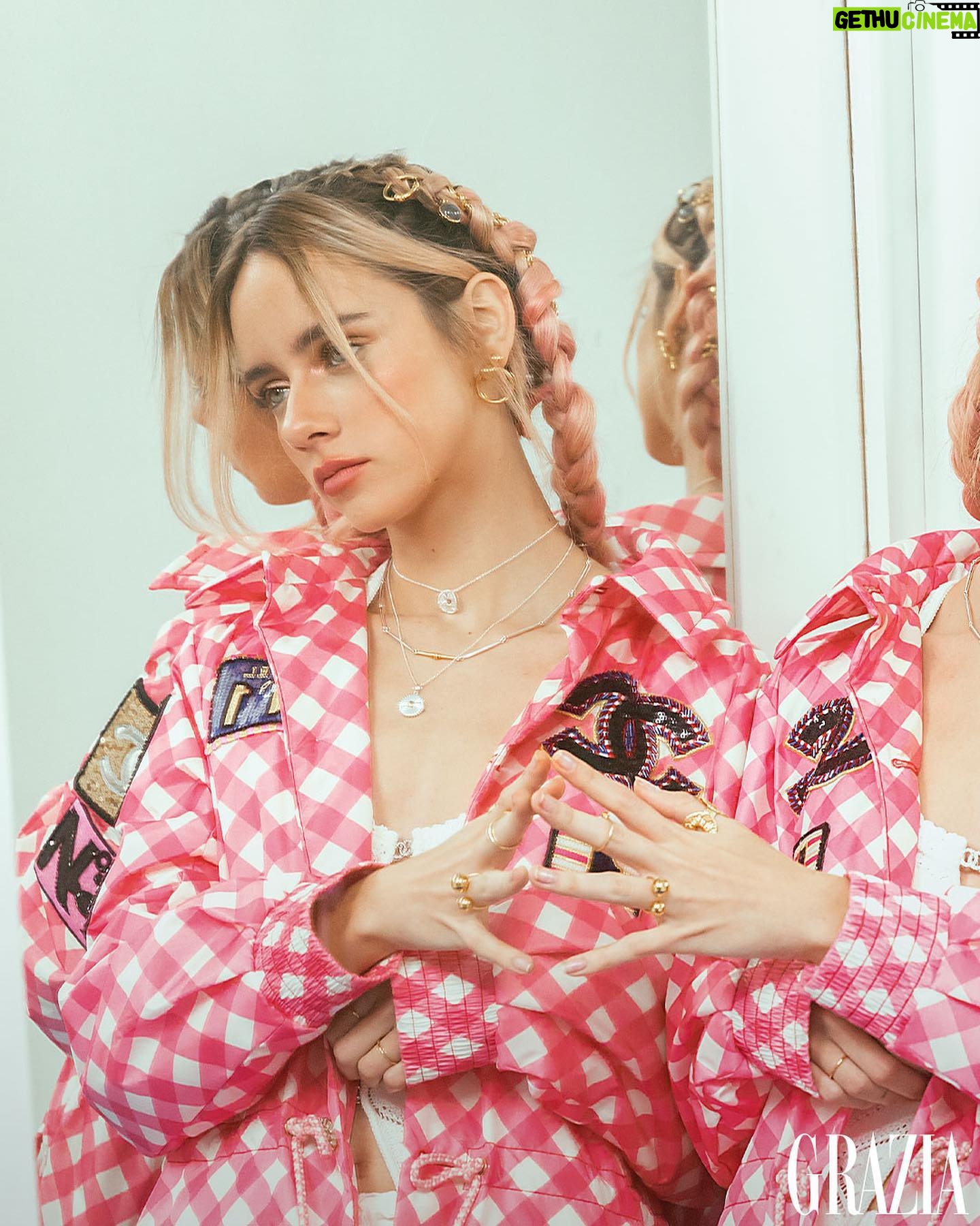 Azul Guaita Instagram - GRAZIA Noviembre. Para Azul Guaita, el cielo es el límite y vivir cada momento es parte importantísima de su vida. Proyecta el empuje de las nuevas generaciones que vienen con todo a proponer, actuar y cambiar las reglas del juego y como actriz con 21 años en el medio del espectáculo nos platica que sigue después del éxito de REBELDE y al mismo tiempo comparte: “Para mí ser parte del squad de TOUS es algo con lo que me siento muy afortunada y feliz, es una marca que conozco desde hace tiempo, comparto muchos de sus valores, me encanta que sea súper familiar y es una responsabilidad muy grande para mí. La nueva imagen y la evolución que ha tenido me parecen increíbles, me encanta la nueva propuesta creativa que trae y espero poder seguir colaborando por muchos años”. No te pierdas nuestra historia con Azul Guaita para seguir sorprendiéndonos con ella y lo que significa la moda, la música y pertenecer al squad de TOUS.
Para más de Azul, moda, belleza y tendencias entra a GRAZIA.MX y busca nuestra edición impresa de Noviembre. . . . . . . . . . . Directora Editorial. @tonisalamanca Fotografía. Jesús Soto @jsotofuentes Asistente de Fotografía. Manuel G. Coordinador de Moda. @alo_murillo_ Asistente de Vestuario. @bettopop Maquillaje. @chentechapirtas Peinado. @rasec.hair Producción. @estudioalfaonce #azulguaita #azul #otoño #fallwinter #revelde #moda #fashion #belleza #celebridades #grazia #noviembre