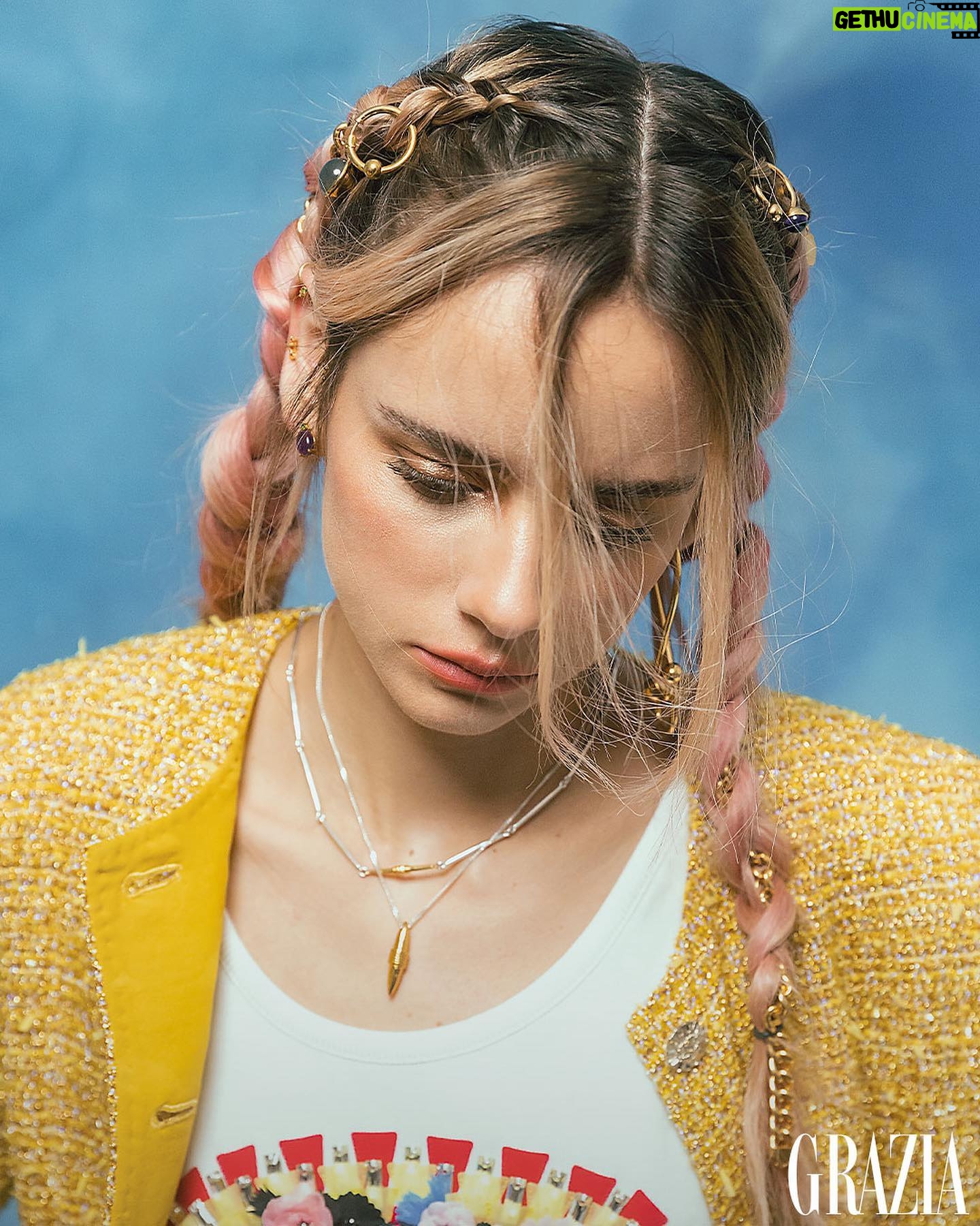 Azul Guaita Instagram - GRAZIA Noviembre. Para Azul Guaita, el cielo es el límite y vivir cada momento es parte importantísima de su vida. Proyecta el empuje de las nuevas generaciones que vienen con todo a proponer, actuar y cambiar las reglas del juego y como actriz con 21 años en el medio del espectáculo nos platica que sigue después del éxito de REBELDE y al mismo tiempo comparte: “Para mí ser parte del squad de TOUS es algo con lo que me siento muy afortunada y feliz, es una marca que conozco desde hace tiempo, comparto muchos de sus valores, me encanta que sea súper familiar y es una responsabilidad muy grande para mí. La nueva imagen y la evolución que ha tenido me parecen increíbles, me encanta la nueva propuesta creativa que trae y espero poder seguir colaborando por muchos años”. No te pierdas nuestra historia con Azul Guaita para seguir sorprendiéndonos con ella y lo que significa la moda, la música y pertenecer al squad de TOUS.
Para más de Azul, moda, belleza y tendencias entra a GRAZIA.MX y busca nuestra edición impresa de Noviembre. . . . . . . . . . . Directora Editorial. @tonisalamanca Fotografía. Jesús Soto @jsotofuentes Asistente de Fotografía. Manuel G. Coordinador de Moda. @alo_murillo_ Asistente de Vestuario. @bettopop Maquillaje. @chentechapirtas Peinado. @rasec.hair Producción. @estudioalfaonce #azulguaita #azul #otoño #fallwinter #revelde #moda #fashion #belleza #celebridades #grazia #noviembre