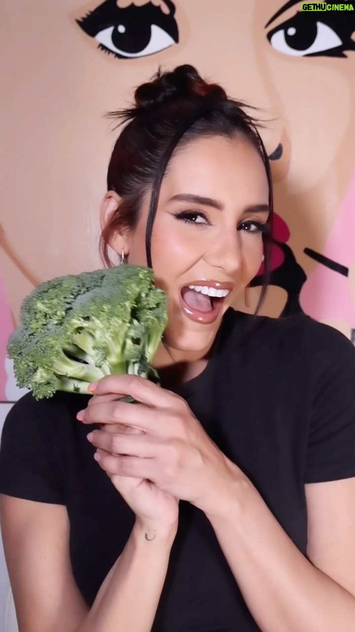 Bárbara Islas Instagram - #hackviraldelbrocoli 🥦❤️ Pecas súper naturales con solo un brócoli… Usamos una base de @makeupforever (4N62) @makeupforevermx #makeup @karianamua PD un poco de blush y se verá todavía mas natural