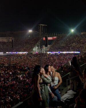 Bárbara Islas Instagram - No pares nunca de soñar 💕

Que gran concierto @rbd_musica #Viviresincreíble gracias @gnpseguros !!! #rbd