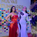 Bárbara Islas Instagram - “Los sueños se cumplen” Cierro el año conduciendo #Bienvenido2024 con gente que siempre he admirado muchísimo. Me maquilló uno de los mas TOPS de México, definitivo “la constancia todo lo alcanza” Agárrate #2024 💪🏼