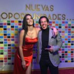 Bárbara Islas Instagram - “Los sueños se cumplen” Cierro el año conduciendo #Bienvenido2024 con gente que siempre he admirado muchísimo. Me maquilló uno de los mas TOPS de México, definitivo “la constancia todo lo alcanza” Agárrate #2024 💪🏼