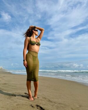 Bárbara Islas Instagram - A la orilla del mar 🐚

PD no ando ahí, siempre es bonito recordar el mar.