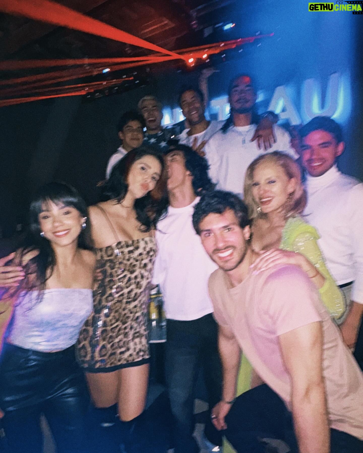 Bárbara Islas Instagram - Life lately: 1. Ariel regreso al mar 💫 2. Me compre una cámara y me volvà “Bárbara fotógrafa” 3. Estuvo tan divertido el canta bar que esa es la mejor foto que pudimos obtener 4. @kar_agib me antojo hacer un carrete jaja 5. El trabajo mi mejor terapia