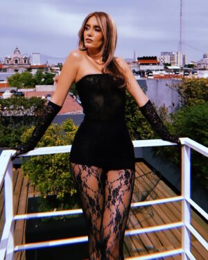 Bárbara Islas Instagram - Hola 2024 😎 

📸 @antoniosorianoo 
💄 @laloestradap 
🪮 @javierdiaz_hairstyle 
👗 @dantealbertti