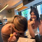 Bárbara López Instagram – Los más felices de La Vía Láctea 🥛 🍪 

✨ also un post de cómo se vive la auténtica felicidad. 

✨ also mis inicios de face yoga 🥄