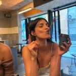 Bárbara López Instagram – Los más felices de La Vía Láctea 🥛 🍪 

✨ also un post de cómo se vive la auténtica felicidad. 

✨ also mis inicios de face yoga 🥄