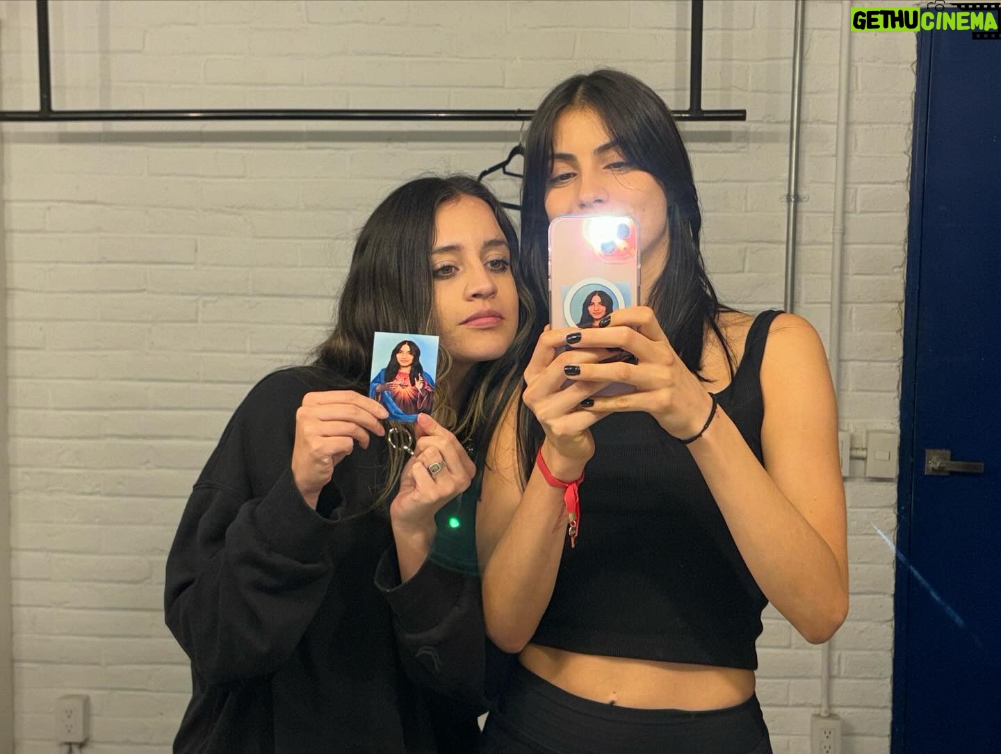 Bárbara López Instagram - FINLANDIA Qué fortuna trabajar en este cuarto de hotel que no hizo más que dejarme cosas bellas. @soyronava gracias por permitirme ser cada vez más valiente y gracias por demostrarme que la gente bonita existe. Te admiro profundamente 💕 te quiero en mi vida para siempre. @luisarrieta_ querido arrietaaaaa eres un compañero espectacular! Gracias por hablar de películas conmigo, de la vida, de nuestras historias y por ser tan generoso y divertido! Que la vida de sonría siempre. @alemarina un proyecto más juntas 💕 fuimos un espejo alguna vez y ahora lo volvemos a ser pero con un reflejo más brillante 💕 gracias por cuidarnos, por ser nuestro amuleto 🪬 y gracias por intentar asustarme un par de veces y solo lograrlo hasta la última función. Te adoro!!!! Y por último y no por eso menos importante: GRACIAS A TODAS MIS PRECIOSAS Y HERMOSAS MUJERES QUE ME ACOMPAÑARON CADA DÍA Y ME COMPARTIERON DE SU HERMOSA ENERGÍA Y MAGIA 💕 LAS AMO COMO TIENEN UNA IDEA.