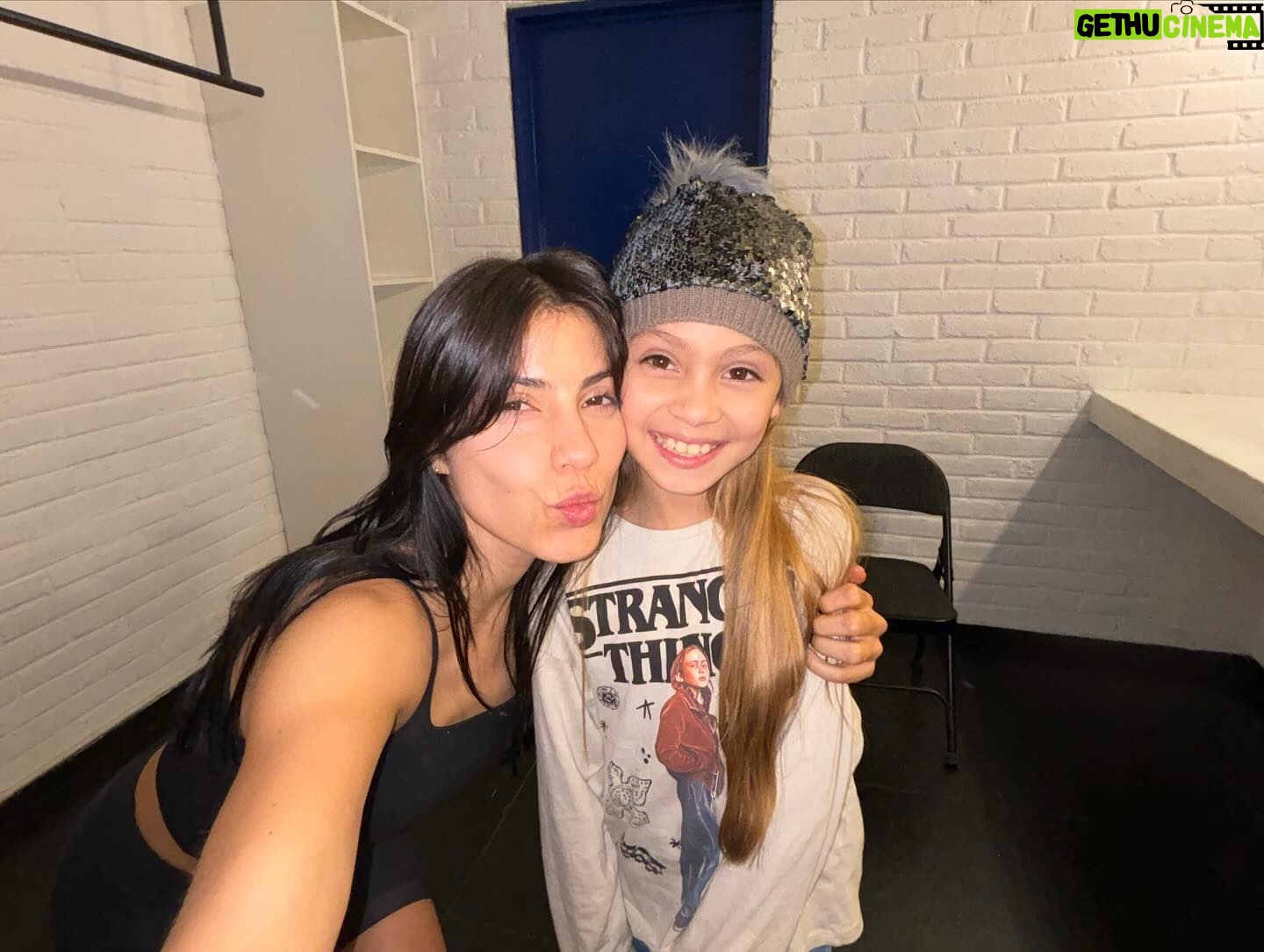 Bárbara López Instagram - FINLANDIA Qué fortuna trabajar en este cuarto de hotel que no hizo más que dejarme cosas bellas. @soyronava gracias por permitirme ser cada vez más valiente y gracias por demostrarme que la gente bonita existe. Te admiro profundamente 💕 te quiero en mi vida para siempre. @luisarrieta_ querido arrietaaaaa eres un compañero espectacular! Gracias por hablar de películas conmigo, de la vida, de nuestras historias y por ser tan generoso y divertido! Que la vida de sonría siempre. @alemarina un proyecto más juntas 💕 fuimos un espejo alguna vez y ahora lo volvemos a ser pero con un reflejo más brillante 💕 gracias por cuidarnos, por ser nuestro amuleto 🪬 y gracias por intentar asustarme un par de veces y solo lograrlo hasta la última función. Te adoro!!!! Y por último y no por eso menos importante: GRACIAS A TODAS MIS PRECIOSAS Y HERMOSAS MUJERES QUE ME ACOMPAÑARON CADA DÍA Y ME COMPARTIERON DE SU HERMOSA ENERGÍA Y MAGIA 💕 LAS AMO COMO TIENEN UNA IDEA.