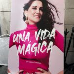 Bárbara Lombardo Instagram – El 5 de Octubre se estrenará en México 🇲🇽 #señorainfluencer y estoy que me como las uñas pro la ansiedad que siento. Adivinen el apellido de mi personaje?  La coincidencia es increíble, busquen la pista en una de las fotos….

1. Ella en un fucsia vivo 💞
2. Con el director @carlossantos.mx y la nro 1 @monicahuarte 
3. El cielo del Zócalo antes de la tormenta 
4. La Catedral en el Zócalo 
5. Selfie de hotel 
6. Director, asistenta de dirección y Fotografía 💫