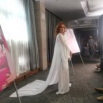 Bárbara Lombardo Instagram - Behind the scenes 👁️❤️‍🔥 #SeñoraInfluencer 🩷 🇲🇽 A•H•O•R•I•T•A en @primevideolat ⚠️ Ya la vieron???? 1. Jackie Lombardo preparándose para la acción. 2. La #Queen @monicahuarte aka Fati Ferro 3. El gran @dave_rock_photography ( Director de Fotografía y @fer_ashane la mejor AD de México. 4. Mónica y yo chismeando en el Barrio de La Roma ☺️ 5. El dire @carlossantos.mx y nosotras dos felices habiendo superado el primer día de rodaje 6. Moni y Kimba Huarte en set 🤍 7. Aquí @alxmakeup Moni y dándolo todo #makeup 8. Jackie y su capa blanca 9. Moni canalizando a Fati 10. Llegando al set mareada por la altura de CDMX pero lista siempre.