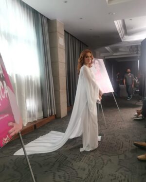 Bárbara Lombardo Instagram - Behind the scenes 👁️❤️‍🔥 #SeñoraInfluencer 🩷 🇲🇽
A•H•O•R•I•T•A en @primevideolat ⚠️ Ya la vieron???? 
1. Jackie Lombardo preparándose para la acción.
2. La #Queen @monicahuarte aka Fati Ferro
3. El gran @dave_rock_photography ( Director de Fotografía y  @fer_ashane la mejor AD de México. 
4. Mónica y yo chismeando en el Barrio de La Roma ☺️
5. El dire @carlossantos.mx y nosotras dos felices habiendo superado el primer día de rodaje 
6. Moni y Kimba Huarte en set 🤍
7. Aquí @alxmakeup Moni y dándolo todo #makeup
8. Jackie y su capa blanca 
9. Moni canalizando a Fati 
10. Llegando al set mareada por la altura de CDMX pero lista siempre.