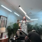 Bárbara Lombardo Instagram - Behind the scenes 👁️❤️‍🔥 #SeñoraInfluencer 🩷 🇲🇽 A•H•O•R•I•T•A en @primevideolat ⚠️ Ya la vieron???? 1. Jackie Lombardo preparándose para la acción. 2. La #Queen @monicahuarte aka Fati Ferro 3. El gran @dave_rock_photography ( Director de Fotografía y @fer_ashane la mejor AD de México. 4. Mónica y yo chismeando en el Barrio de La Roma ☺️ 5. El dire @carlossantos.mx y nosotras dos felices habiendo superado el primer día de rodaje 6. Moni y Kimba Huarte en set 🤍 7. Aquí @alxmakeup Moni y dándolo todo #makeup 8. Jackie y su capa blanca 9. Moni canalizando a Fati 10. Llegando al set mareada por la altura de CDMX pero lista siempre.