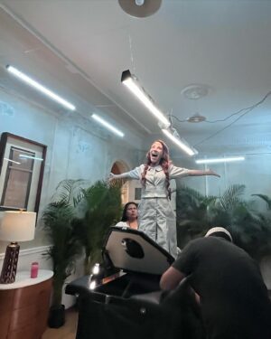 Bárbara Lombardo Instagram - Behind the scenes 👁️❤️‍🔥 #SeñoraInfluencer 🩷 🇲🇽
A•H•O•R•I•T•A en @primevideolat ⚠️ Ya la vieron???? 
1. Jackie Lombardo preparándose para la acción.
2. La #Queen @monicahuarte aka Fati Ferro
3. El gran @dave_rock_photography ( Director de Fotografía y  @fer_ashane la mejor AD de México. 
4. Mónica y yo chismeando en el Barrio de La Roma ☺️
5. El dire @carlossantos.mx y nosotras dos felices habiendo superado el primer día de rodaje 
6. Moni y Kimba Huarte en set 🤍
7. Aquí @alxmakeup Moni y dándolo todo #makeup
8. Jackie y su capa blanca 
9. Moni canalizando a Fati 
10. Llegando al set mareada por la altura de CDMX pero lista siempre.