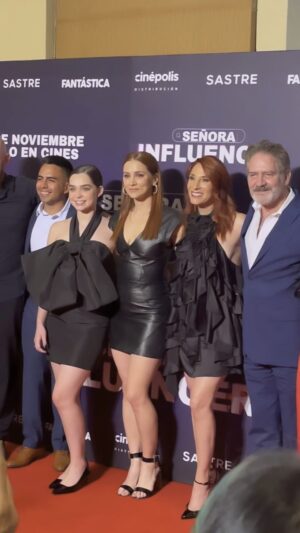 Bárbara Lombardo Instagram - Ya estrenamos!! Que alegría enorme ser parte de este equipo 💜 el 2/11 en todo México se estrena #SeñoraInfluencer vayan corriendo a las salas de @cinepolismx y no se la pierdan! Van a reír, llorarX disfrutar, sorprenderse y sobre todo, reflexionar 😊 Gracias @carlossantos.mx @monicahuarte por ser los mejores del mundo y a todas mis compañeras y compañeros por darlo todo y hacer que esta película sea un 10 🇲🇽💚❤️ aquí seguíamos de fiesta.
Y gracias a mi glam team por rescatarme después de unas 24 hs de locura con avión incluido @leanmorenook @belusaenz #señorainfluencer