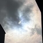 Bárbara Lombardo Instagram - Eclipse de Sol anular desde Ciudad de México, todito a 21 de Libra ☀️♎️ ( el teléfono no le hace justicia a la belleza de verlo en directo) Como están ustedes? Que tal los está tratando la energía eclipsada? 🌷