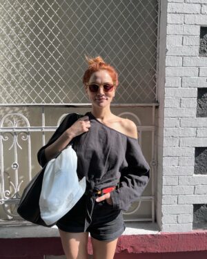 Bárbara Lombardo Instagram - Behind the scenes 👁️❤️‍🔥 #SeñoraInfluencer 🩷 🇲🇽
A•H•O•R•I•T•A en @primevideolat ⚠️ Ya la vieron???? 
1. Jackie Lombardo preparándose para la acción.
2. La #Queen @monicahuarte aka Fati Ferro
3. El gran @dave_rock_photography ( Director de Fotografía y  @fer_ashane la mejor AD de México. 
4. Mónica y yo chismeando en el Barrio de La Roma ☺️
5. El dire @carlossantos.mx y nosotras dos felices habiendo superado el primer día de rodaje 
6. Moni y Kimba Huarte en set 🤍
7. Aquí @alxmakeup Moni y dándolo todo #makeup
8. Jackie y su capa blanca 
9. Moni canalizando a Fati 
10. Llegando al set mareada por la altura de CDMX pero lista siempre.