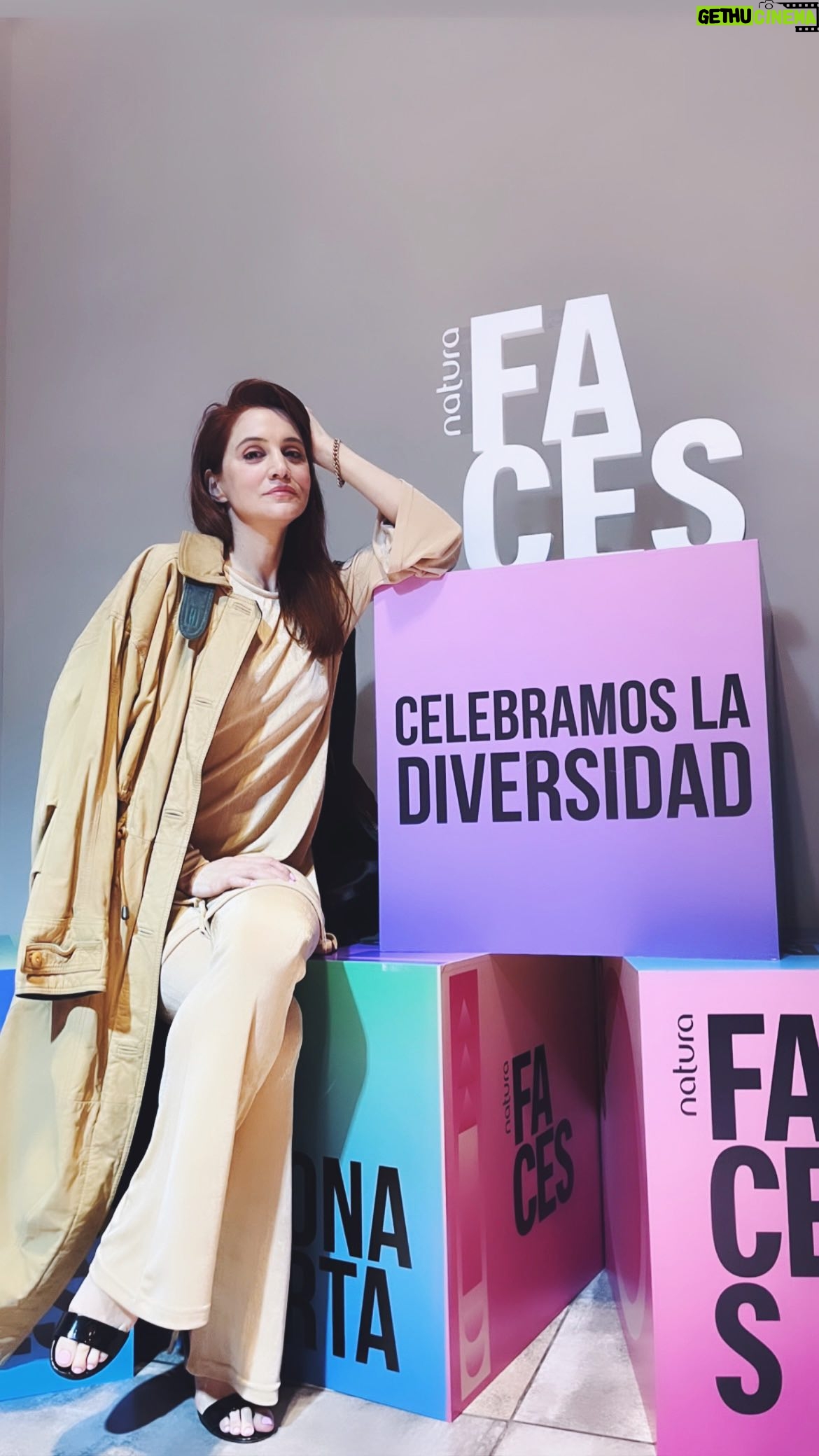 Bárbara Lombardo Instagram - FELIZ de ser parte #SquadMaquillajeNatura 💞 @natura.argentina 🫶🏼💜 #TuBellezaInspiraOtrasBellezas
