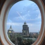 Bárbara Lombardo Instagram – El 5 de Octubre se estrenará en México 🇲🇽 #señorainfluencer y estoy que me como las uñas pro la ansiedad que siento. Adivinen el apellido de mi personaje?  La coincidencia es increíble, busquen la pista en una de las fotos….

1. Ella en un fucsia vivo 💞
2. Con el director @carlossantos.mx y la nro 1 @monicahuarte 
3. El cielo del Zócalo antes de la tormenta 
4. La Catedral en el Zócalo 
5. Selfie de hotel 
6. Director, asistenta de dirección y Fotografía 💫