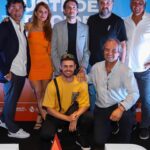 Bárbara Lombardo Instagram - Algunas imágenes del estreno de #UstedesDeciden ☄️💥 @starplusla 1. Pegué laburo en Visisí 🥰 2. Junto a estos dos grandes @gsoffritti @lucho_leyrado 3. Hay equipo 🔥 🔥🔥 ( bah, equipazo ) 4. Vinieron mis amigos de #LaUno 🙂 5. Saqué a mi sobrinito de la pileta para que venga a ver la peli = ganamos un fan 💕 6. Gracias por mi vestido naranja Tavo, le amo.