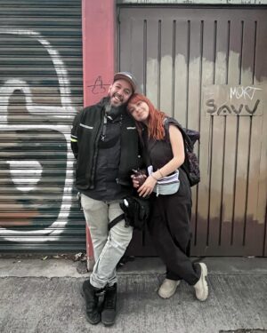 Bárbara Lombardo Instagram - Behind the scenes 👁️❤️‍🔥 #SeñoraInfluencer 🩷 🇲🇽
A•H•O•R•I•T•A en @primevideolat ⚠️ Ya la vieron???? 
1. Jackie Lombardo preparándose para la acción.
2. La #Queen @monicahuarte aka Fati Ferro
3. El gran @dave_rock_photography ( Director de Fotografía y  @fer_ashane la mejor AD de México. 
4. Mónica y yo chismeando en el Barrio de La Roma ☺️
5. El dire @carlossantos.mx y nosotras dos felices habiendo superado el primer día de rodaje 
6. Moni y Kimba Huarte en set 🤍
7. Aquí @alxmakeup Moni y dándolo todo #makeup
8. Jackie y su capa blanca 
9. Moni canalizando a Fati 
10. Llegando al set mareada por la altura de CDMX pero lista siempre.