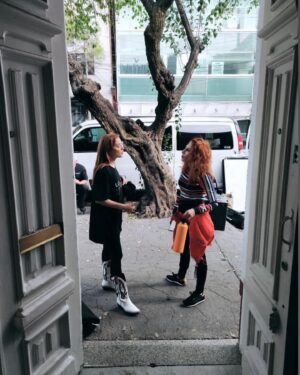 Bárbara Lombardo Instagram - Behind the scenes 👁️❤️‍🔥 #SeñoraInfluencer 🩷 🇲🇽
A•H•O•R•I•T•A en @primevideolat ⚠️ Ya la vieron???? 
1. Jackie Lombardo preparándose para la acción.
2. La #Queen @monicahuarte aka Fati Ferro
3. El gran @dave_rock_photography ( Director de Fotografía y  @fer_ashane la mejor AD de México. 
4. Mónica y yo chismeando en el Barrio de La Roma ☺️
5. El dire @carlossantos.mx y nosotras dos felices habiendo superado el primer día de rodaje 
6. Moni y Kimba Huarte en set 🤍
7. Aquí @alxmakeup Moni y dándolo todo #makeup
8. Jackie y su capa blanca 
9. Moni canalizando a Fati 
10. Llegando al set mareada por la altura de CDMX pero lista siempre.