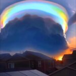 Bárbara Lombardo Instagram – Un poco de luz en este día gris ✨🌈
POLAR STRATOSPHERIC CLOUDS ☁️ Islandia 

vía @theourspace