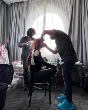 Bárbara Lombardo Instagram - Behind the scenes 👁️❤️‍🔥 #SeñoraInfluencer 🩷 🇲🇽
A•H•O•R•I•T•A en @primevideolat ⚠️ Ya la vieron???? 
1. Jackie Lombardo preparándose para la acción.
2. La #Queen @monicahuarte aka Fati Ferro
3. El gran @dave_rock_photography ( Director de Fotografía y  @fer_ashane la mejor AD de México. 
4. Mónica y yo chismeando en el Barrio de La Roma ☺️
5. El dire @carlossantos.mx y nosotras dos felices habiendo superado el primer día de rodaje 
6. Moni y Kimba Huarte en set 🤍
7. Aquí @alxmakeup Moni y dándolo todo #makeup
8. Jackie y su capa blanca 
9. Moni canalizando a Fati 
10. Llegando al set mareada por la altura de CDMX pero lista siempre.