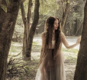 Bárbara Mori Instagram - Crees que se pueda regresar al ORIGEN de nuestra existencia y crear una vida sin sufrimiento, sin drama, sin miedo? 
Si vives desde el corazón, con consciencia de ti y de tu entorno. Si te tratas con amor y tratas con amor al mundo. Es posible. 

Para ello, liberate del dolor del pasado, perdona  aquellos que te lastimaron y perdónate a ti por haber permitido que te lastimaran. Y comprende que son maestros de vida, que vienen a mostrarnos una parte de nosotros que tenemos que transformar para convertirnos en seres humanos más plenos. Todo lo que vivimos en el pasado, tiene que quedar resuelto para ser capaces de vivir nuestro máximo potencial en nuestro presente. El pasado es lo que nos trajo aquí hoy, nos enseñó de que va la vida, nos mostró quienes somos pero si no lo dejamos atrás se convierte en un fantasma que impide nuestra evolución. No tenemos que ser aquello que siempre hemos sido, todos los días tenemos la oportunidad de cambiar aquello que no nos gusta de nosotros, utilizar todas nuestras vivencias para transformarnos a partir del amor, el perdón, la comprensión y compasión. Si en lugar de preguntarnos porque vivimos eso? Nos preguntamos para que lo vivimos? Podríamos comprender la lección qué hay detrás de cada experiencia vivida.
Prueba preguntarte para que estás viviendo lo que estás viviendo y verás que se abren frente a ti otras posibilidades. 

Gracias❤️❤️❤️
📸 by @urielsantanafoto 
🫶🏼 @vanecoliz 
Vestido: Alexia Ulibarri
Photo assistants: @hugoserna76 @scbchaps
