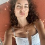 Bárbara Mori Instagram - Good times! Amor, luz, consciencia, armonía, equilibrio, risas, alegría, trabajo personal, evolución, transformación. Esos son mis deseos para esta humanidad de la que formamos parte todos. Que encuentren ese deseo profundo que habita en sus corazones. ❤️ Feliz 2023❤️