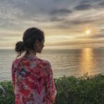 Bárbara Mori Instagram – Esos pensamientos que llegan a menudo a tu mente, están totalmente condicionados a tu forma de entender el mundo, que has ido desarrollando a lo largo de tu vida por las experiencias que has vivido. Estos pensamientos condicionantes son patrones mentales que te han acompañado, que te han enseñado, que han servido para tu crecimiento y evolución, aún a pesar de que sean pensamientos destructivos, nocivos, tóxicos y negativos. Están ahí para mostrarte algo que tienes que transformar. Muchas veces cuando los observamos y nos damos el tiempo de atenderlos a través de la reflexión, logramos comprender para que nos han servido. Cuando este proceso sucede, y la lección se manifiesta logramos elevar nuestra frecuencia y esto nos permite salir de ese ciclo viciado por la mente condicionante. 

Procura hacer aquello que le haga bien a tu espíritu. Procúrate. Alimenta tu corazón. Alimenta tu alma. Atiéndete. Ámate. Todo esto ayudará a que esos pensamientos dejen de estar tan presentes en tu vida. Enfócate en ti.

No te enganches, solo observa, haz los cambios que sientes que debes hacer para estar en un mejor lugar, agradece y suelta.

De verdad tómate el tiempo de reflexionar aquello que te inquieta, que te duele, que detiene tu evolución. Da miedo mirarse de frente, desnudo, sin capas, y ver la verdad de lo que somos, da miedo porque hemos aprendido a huir del dolor, porque hemos aprendido que ser vulnerables es señal de debilidad, sin embargo en la vulnerabilidad de nuestro ser, está la clave para nuestra propia transformación. Sé valiente! Necesitamos ser valientes en estos tiempos. 
Necesitamos dejar el miedo atrás para descubrir el amor que habita dentro de cada uno de nosotros y compartirlo al mundo. 
☺️❤️
