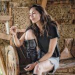 Bárbara Mori Instagram - Una de las tareas que venimos a hacer los seres humanos a la tierra es liberarnos de las estructuras mentales antes de partir. Así, con la liberación volvemos al ser y nos preparamos para trascender desde la aceptación de lo que es. No somos todo lo que nos han hecho creer, ni somos tampoco, lo que nosotros hemos querido creer. Las creencias, ideas, y conceptos están limitadas a nuestro cuerpo físico y nos ayudan a construir una identidad que está absolutamente basada en la forma en la que cada uno percibe el mundo, y en lo que cada quien viene a transformar desde este plano de consciencia. En nuestro interior está la verdad de lo que somos. Vivir desde el corazón nos permite recordarla. Somos más que un cuerpo físico, somos multidimensionales, seres espirituales habitando un cuerpo humano, capaces de crear todo aquello que nuestra alma desea para nuestro camino de evolución. Todo lo que estás viviendo, aquí y ahora es perfecto para tu transformación, acéptalo, abrázalo y comprende que tú lo creaste para ti. Cómo lo enfrentas, es lo que marca la diferencia. 📸 by @_kbocanegra ❤️🌸
