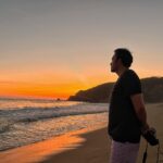 Bárbara Mori Instagram - El último atardecer de 2022 y el primer amanecer de 2023 a tu lado. El mundo es demasiado bonito a tu lado.❤️ @elrovzar