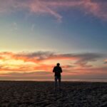 Bárbara Mori Instagram - El último atardecer de 2022 y el primer amanecer de 2023 a tu lado. El mundo es demasiado bonito a tu lado.❤️ @elrovzar