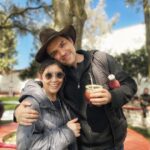 Bárbara Mori Instagram – No puedo creer que esto se termino.
Ha sido de las mejores experiencias de mi vida trabajar a tu lado @elrovzar. Felicidades por el increíble trabajo que desempeñaste como el jefe de jefes.
Ha sido un cúmulo de tantas emociones maravillosas, verte trabajar, crear juntos, crecer juntos. Construir mundos necesarios para hablar de los asuntos del corazón. Mi admiración y respeto por ti ha crecido inmensamente. Tomarnos de la mano para soñar juntos rodeados de tantas personas amorosas, luminosas, talentosas. Gracias, de verdad, desde lo más profundo de mi corazón GRACIAS  por acompañarnos, cuidarnos, contenernos, por la creatividad, amor y talento con la que se entregaron todas y cada una de las personas que formaron parte de este maravilloso proyecto. Gracias a todos los departamentos, dirección, arte, maquillaje, vestuario, alimentación, a todo el crew, por cuidar con tanto cariño el proceso y poner su talento al servicio de “Las Azules” los quiero mucho! Gracias al maravilloso elenco por entregar sus corazones, fue maravillosos compartir con todos ustedes. Gracias a @thelemonstudios por creer en mi. Gracias a @apletv por la confianza que depositaron en todos nosotros.❤️❤️❤️❤️❤️❤️❤️❤️❤️❤️❤️🙌🏼🎬
