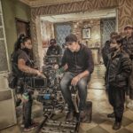 Bárbara Mori Instagram – No puedo creer que esto se termino.
Ha sido de las mejores experiencias de mi vida trabajar a tu lado @elrovzar. Felicidades por el increíble trabajo que desempeñaste como el jefe de jefes.
Ha sido un cúmulo de tantas emociones maravillosas, verte trabajar, crear juntos, crecer juntos. Construir mundos necesarios para hablar de los asuntos del corazón. Mi admiración y respeto por ti ha crecido inmensamente. Tomarnos de la mano para soñar juntos rodeados de tantas personas amorosas, luminosas, talentosas. Gracias, de verdad, desde lo más profundo de mi corazón GRACIAS por acompañarnos, cuidarnos, contenernos, por la creatividad, amor y talento con la que se entregaron todas y cada una de las personas que formaron parte de este maravilloso proyecto. Gracias a todos los departamentos, dirección, arte, maquillaje, vestuario, alimentación, a todo el crew, por cuidar con tanto cariño el proceso y poner su talento al servicio de “Las Azules” los quiero mucho! Gracias al maravilloso elenco por entregar sus corazones, fue maravillosos compartir con todos ustedes. Gracias a @thelemonstudios por creer en mi. Gracias a @apletv por la confianza que depositaron en todos nosotros.❤️❤️❤️❤️❤️❤️❤️❤️❤️❤️❤️🙌🏼🎬