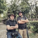 Bárbara Mori Instagram – No puedo creer que esto se termino.
Ha sido de las mejores experiencias de mi vida trabajar a tu lado @elrovzar. Felicidades por el increíble trabajo que desempeñaste como el jefe de jefes.
Ha sido un cúmulo de tantas emociones maravillosas, verte trabajar, crear juntos, crecer juntos. Construir mundos necesarios para hablar de los asuntos del corazón. Mi admiración y respeto por ti ha crecido inmensamente. Tomarnos de la mano para soñar juntos rodeados de tantas personas amorosas, luminosas, talentosas. Gracias, de verdad, desde lo más profundo de mi corazón GRACIAS por acompañarnos, cuidarnos, contenernos, por la creatividad, amor y talento con la que se entregaron todas y cada una de las personas que formaron parte de este maravilloso proyecto. Gracias a todos los departamentos, dirección, arte, maquillaje, vestuario, alimentación, a todo el crew, por cuidar con tanto cariño el proceso y poner su talento al servicio de “Las Azules” los quiero mucho! Gracias al maravilloso elenco por entregar sus corazones, fue maravillosos compartir con todos ustedes. Gracias a @thelemonstudios por creer en mi. Gracias a @apletv por la confianza que depositaron en todos nosotros.❤️❤️❤️❤️❤️❤️❤️❤️❤️❤️❤️🙌🏼🎬
