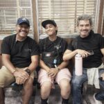 Bárbara Mori Instagram – No puedo creer que esto se termino.
Ha sido de las mejores experiencias de mi vida trabajar a tu lado @elrovzar. Felicidades por el increíble trabajo que desempeñaste como el jefe de jefes.
Ha sido un cúmulo de tantas emociones maravillosas, verte trabajar, crear juntos, crecer juntos. Construir mundos necesarios para hablar de los asuntos del corazón. Mi admiración y respeto por ti ha crecido inmensamente. Tomarnos de la mano para soñar juntos rodeados de tantas personas amorosas, luminosas, talentosas. Gracias, de verdad, desde lo más profundo de mi corazón GRACIAS por acompañarnos, cuidarnos, contenernos, por la creatividad, amor y talento con la que se entregaron todas y cada una de las personas que formaron parte de este maravilloso proyecto. Gracias a todos los departamentos, dirección, arte, maquillaje, vestuario, alimentación, a todo el crew, por cuidar con tanto cariño el proceso y poner su talento al servicio de “Las Azules” los quiero mucho! Gracias al maravilloso elenco por entregar sus corazones, fue maravillosos compartir con todos ustedes. Gracias a @thelemonstudios por creer en mi. Gracias a @apletv por la confianza que depositaron en todos nosotros.❤️❤️❤️❤️❤️❤️❤️❤️❤️❤️❤️🙌🏼🎬