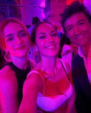 Bárbara Mori Instagram - Que lindo regresar a Morelia al @ficm ver amigos queridos, películas increíbles y un festival que está festejando en grande su 21 aniversario. Recuerdo haber venido en las primeras ediciones con la película “La mujer de mi hermano” de @mr._de_montreuil 
Y es hermoso ver el crecimiento y el maravilloso esfuerzo que hacen todos los años para promover nuestro cine a través de este gran festival! ❤️

@alexiaulibarridesign 
@hualingerie