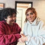 Bárbara Mori Instagram – No puedo creer que esto se termino.
Ha sido de las mejores experiencias de mi vida trabajar a tu lado @elrovzar. Felicidades por el increíble trabajo que desempeñaste como el jefe de jefes.
Ha sido un cúmulo de tantas emociones maravillosas, verte trabajar, crear juntos, crecer juntos. Construir mundos necesarios para hablar de los asuntos del corazón. Mi admiración y respeto por ti ha crecido inmensamente. Tomarnos de la mano para soñar juntos rodeados de tantas personas amorosas, luminosas, talentosas. Gracias, de verdad, desde lo más profundo de mi corazón GRACIAS por acompañarnos, cuidarnos, contenernos, por la creatividad, amor y talento con la que se entregaron todas y cada una de las personas que formaron parte de este maravilloso proyecto. Gracias a todos los departamentos, dirección, arte, maquillaje, vestuario, alimentación, a todo el crew, por cuidar con tanto cariño el proceso y poner su talento al servicio de “Las Azules” los quiero mucho! Gracias al maravilloso elenco por entregar sus corazones, fue maravillosos compartir con todos ustedes. Gracias a @thelemonstudios por creer en mi. Gracias a @apletv por la confianza que depositaron en todos nosotros.❤️❤️❤️❤️❤️❤️❤️❤️❤️❤️❤️🙌🏼🎬