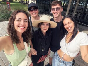 Bárbara Mori Instagram - La abuela Gladys que cumplió 102 y está regia y la familia del Sur.  Los amo!❤️
Paisito mío, corazoncito en el mar. 🇺🇾